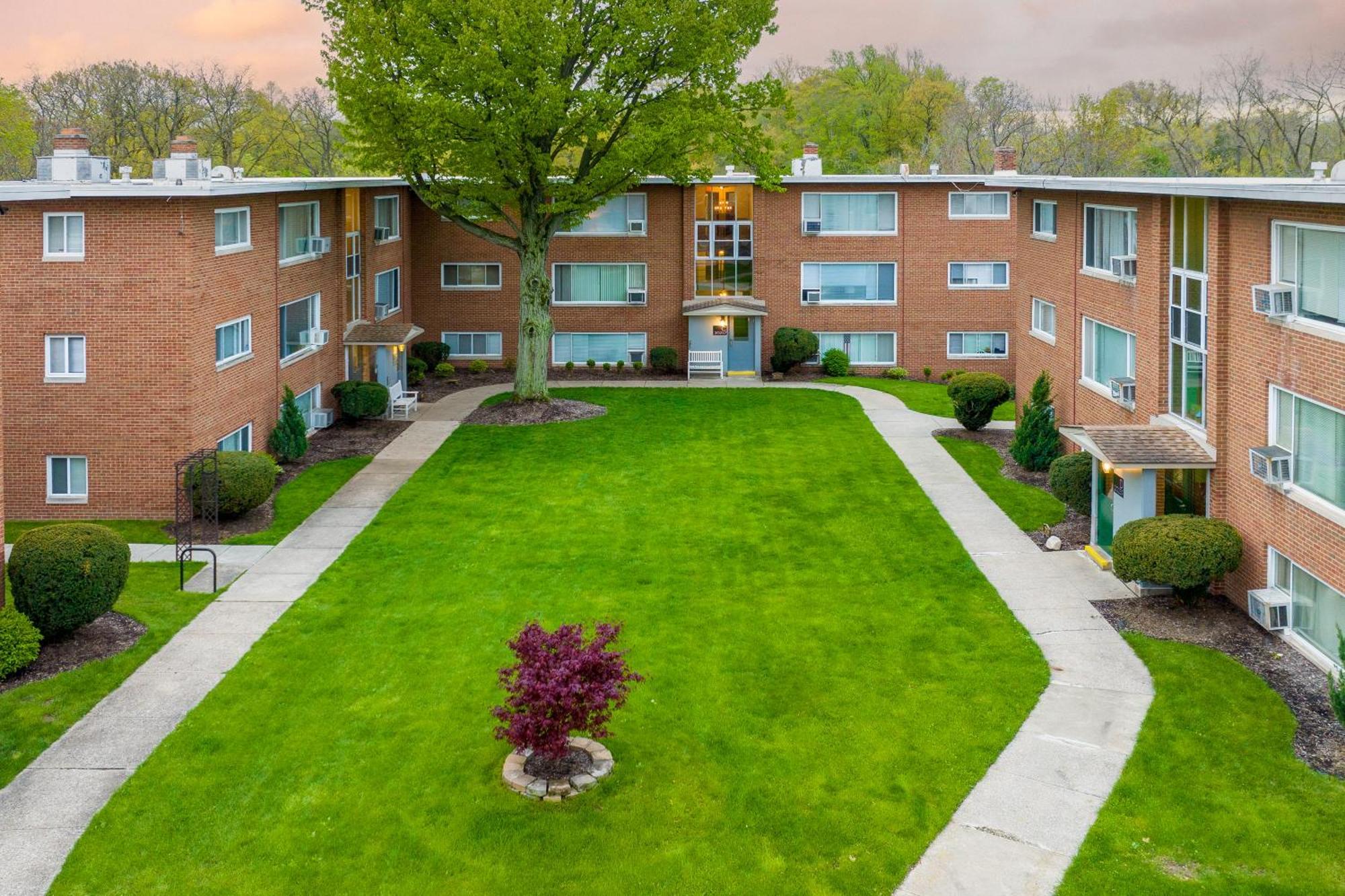 Georgetown Villas Two Bedroom 3-2A Apartment In Fairview Park, Ohio! Exterior foto
